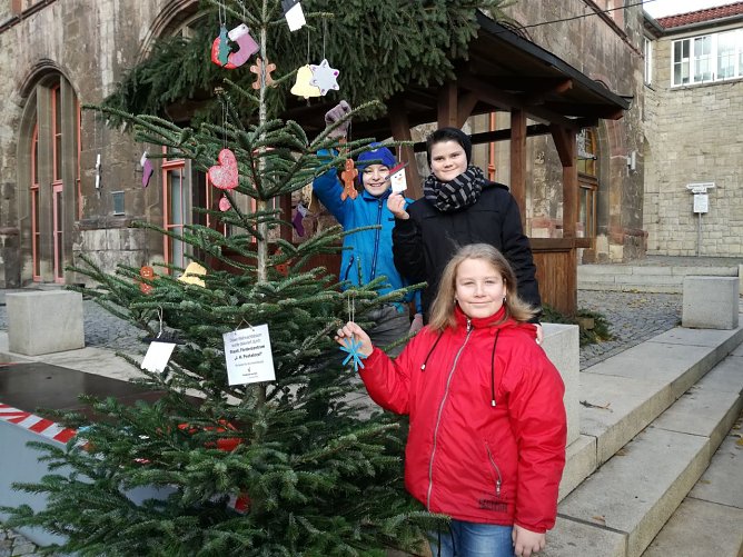 Sch&uuml;ler vom F&ouml;rderzentrum Nordhausen schm&uuml;cken Weihnachtsb&auml;ume (Foto: Heidi Stumpf)