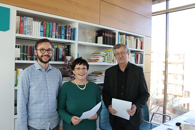 v.l.n.r. Vincent Eisfeld (Ansprechpartner Stadtbibliothek u.a. f&uuml;r Semesterarbeiten), Hildegard Seidel, Bibliotheksleiterin Wilhelm K&ouml;nig, Schulleiter) (Foto: Pressestelle Stadt Nordhausen)