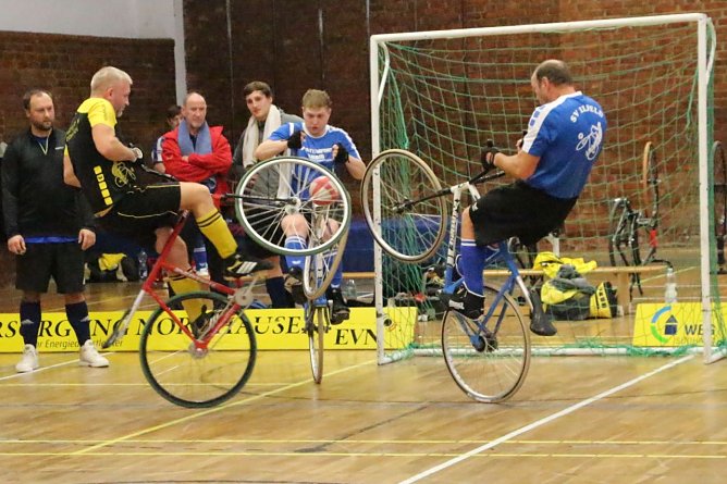 Auch der zweite Heimspieltag in der Radball-Oberliga der M&auml;nner in Nordhausen war f&uuml;r die gastgebende S&uuml;dharzgruppe mit Altstadt Nordhausen und den beiden Ilfelder Mannschaften nicht der erhoffte Befreiungsschlag. (Foto: Uwe Tittel)