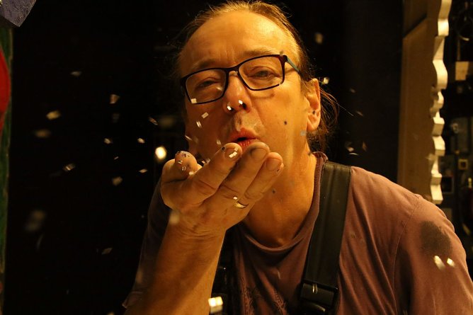 Carsten St&uuml;rmer war heute f&uuml;r das "aufglitzern" des B&uuml;hnenbildes zust&auml;ndig (Foto: Angelo Glashagel)