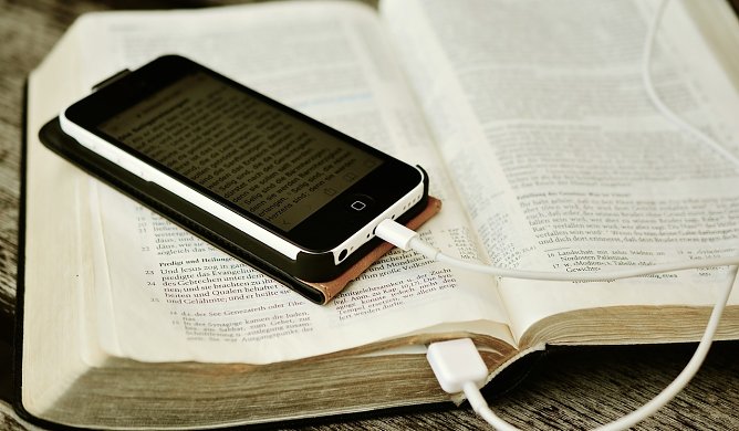 Bibellesen (Foto: Landeskirchliche Gemeinschaft) Bibellesen (Foto: Landeskirchliche Gemeinschaft)