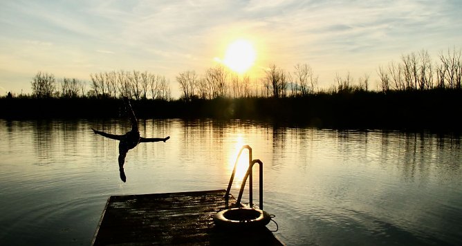 Eisbaden im Kiesschacht (Foto: Angelo Glashagel)