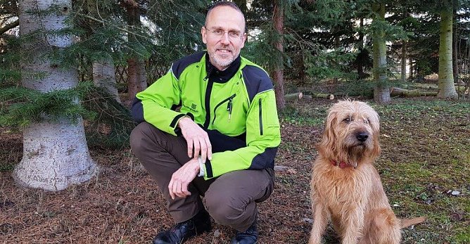 Forstamtsleiter Gerd Thomsen mit seinem treuen vierbeinigen Begleiter (Foto: privat)