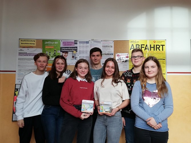 Irdisch � und trotzdem echte Engel: Klassensprecher und Klassensprecherinnen, repr&auml;sentativ f&uuml;r alle 34 beteiligten Klassen und Kurse (Foto: Heike Roeder)