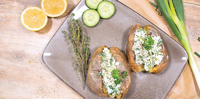 Baked_Potato_mit_Huettenk&auml;se (Foto: Kartoffel-Marketing GmbH)