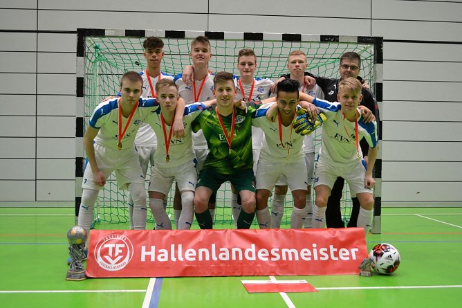 Wacker Nordhausen ist Hallenlandesmeister der A-Junioren 2019/2020 v.l.: Fabian Schneider Utria, Konrad Schneider, Rune-Kjell Litzenberg, Bastian Seidel, Jens Penzler (Trainer). Vorne vlnr.: Anton K&ouml;nig, Richard Franz, Kevin Husung, Ramesh Hakimi, Marco Ostmann. (Foto: TFV Erfurt)