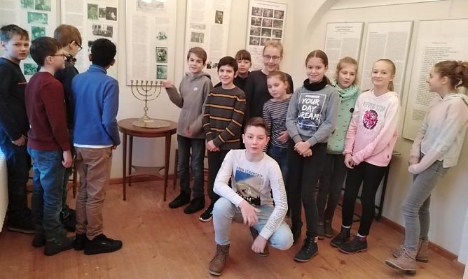 Besuch in der Bibliothek (Foto: Winter)