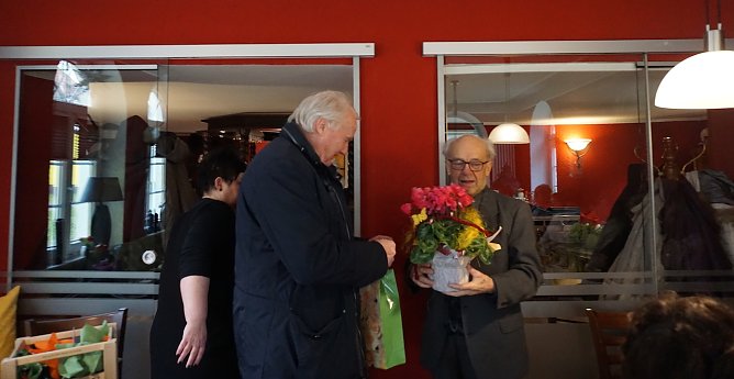 werner urban gratuliert  (Foto: Kurt Frank)