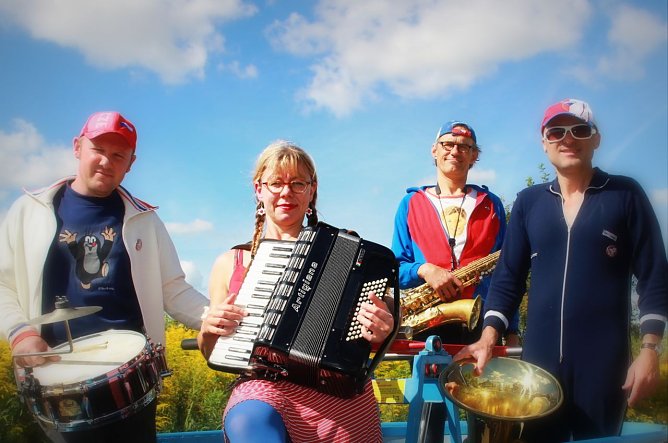 Die drei Herren und eine Dame der Jindrich-Staidel-Combo verbreiten mit Tuba, Posaune und Wortwitz tschechisches Flair in der Cyriaki-Kapelle (Foto: Jazzclub Nordhausen)