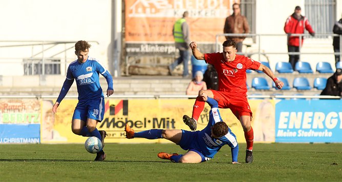 Liese akrobatisch gegen Dabel (liegend) und Hinrichsmeyer (Foto: FSV Wacker 90 Nordhausen)
