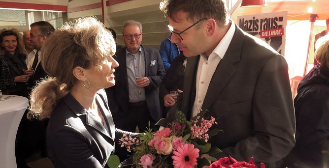 B&uuml;rgermeister Frank Rostek gratuliert (Foto: nnz)