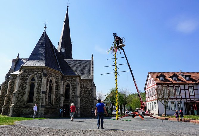 Der Maibaum auf dem Kirchhof in Niedersachswerfen. (Foto: Susanne Schedwill)
