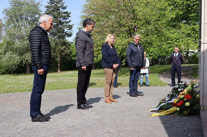 Oberb&uuml;rgermeister Kai Buchmann, B&uuml;rgermeisterin Jutta Krauth und die ehrenamtlichen Beigeordneten Michael Kramer und Peter Uhley im stillem Gedenken, Ehrenfriedhof der Stadt Nordhausen (Foto: Pressestelle Stadt Nordhausen)