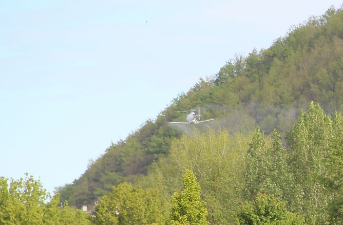 Schwammspinnerbekämpfung aus der Luft (Foto: ThüringenForst) Schwammspinnerbekämpfung aus der Luft (Foto: ThüringenForst)