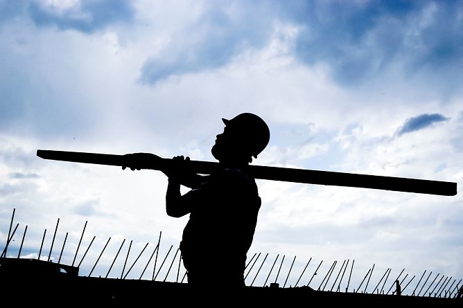 Bauarbeiter auf dem Dach (Foto: IG Bau)