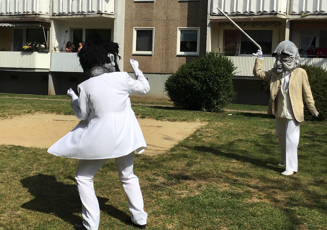 Das junge Theater kann auch ohne Dialog und gro&szlig;es B&uuml;hnenbild Geschichten erz&auml;hlen (Foto: S. Mayer)