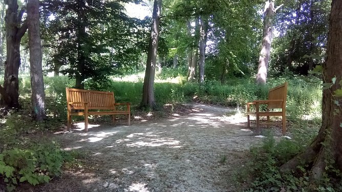 Auf B&auml;nken unter schattigen B&auml;umen l&auml;sst es sich angenehm verweilen, die Natur genie&szlig;en. Diese im Bild sponserte die Kreissparkasse. (Foto: Kurt Frank)