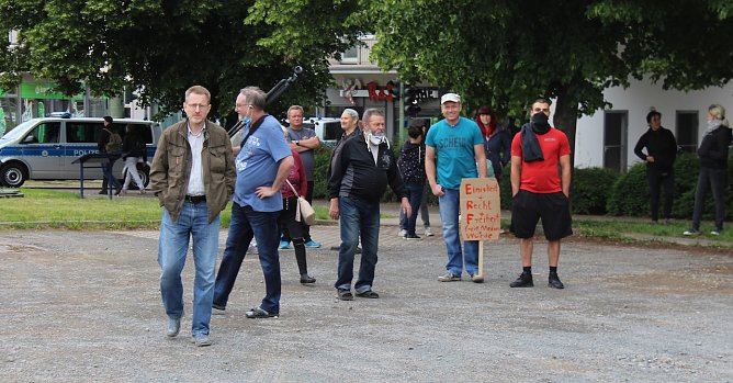 Demonstranten beraten die Situation (Foto: oas)