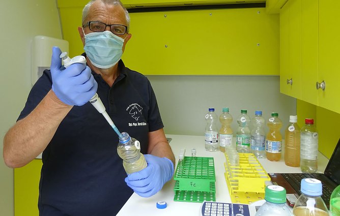 Harald G&uuml;lzow analysiert eine Gew&auml;sserprobe (Foto: vor-gew&auml;sserschutz)