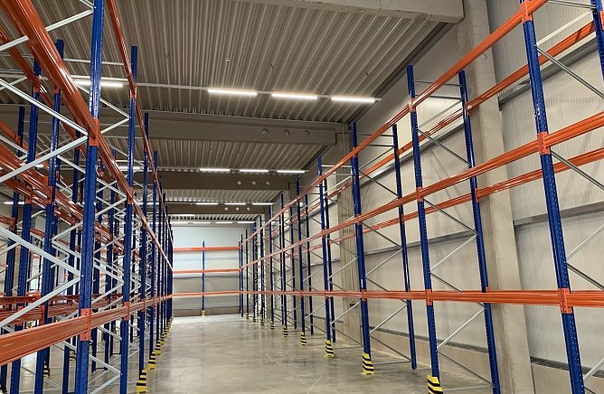 "Unendliche Weiten" in de noch leeren Lagerhalle (Foto: oas) "Unendliche Weiten" in de noch leeren Lagerhalle (Foto: oas)