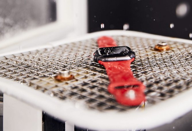 Eine Smartwatch im Regentest (Foto: Stiftung Warentest)