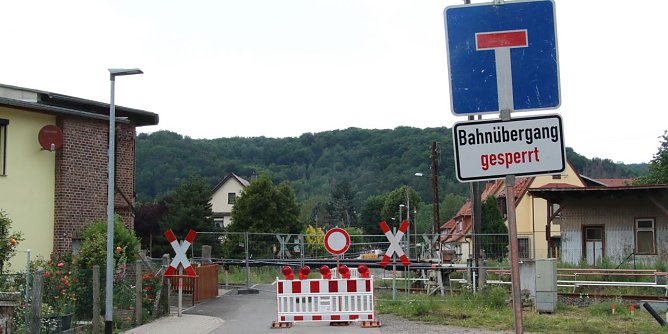 Dicht gemacht - wer in Woffleben zum Bahnhof will, muss gr&ouml;&szlig;ere Umwege in Kauf nehmen (Foto: agl)