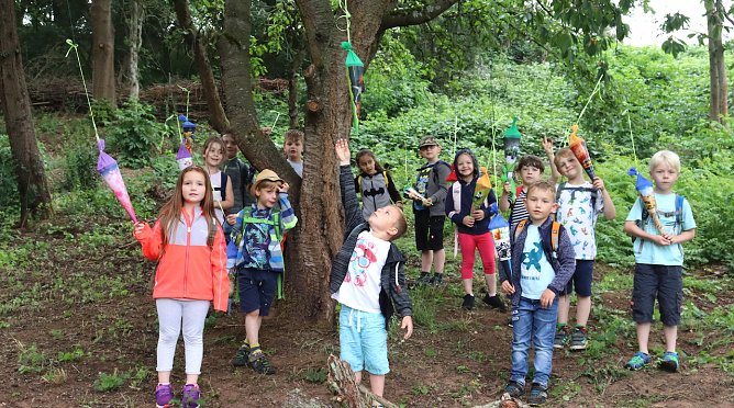 Zuckert&uuml;tenbaum mit Kindern der Kita (Foto: Stadtverwaltung Nordhausen)