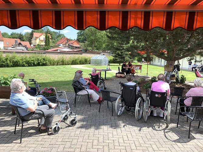 Musikalische Untermalung mit Melissa Hart und Arthur Hubert (Foto: Danny Kais)