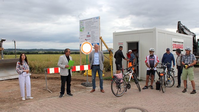 Politiker, Radfahrer und Bauarbeiter in trauter Runde.  (Foto: oas)