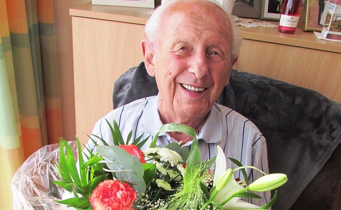 Helmut Lambert freut sich &uuml;ber die Ovationen (Foto: L.Schubert)