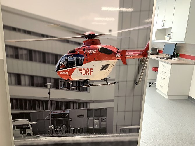 Der Rettungshubschrauber Christopher 37 - hier als Folie an der T&uuml;r  (Foto: oas)