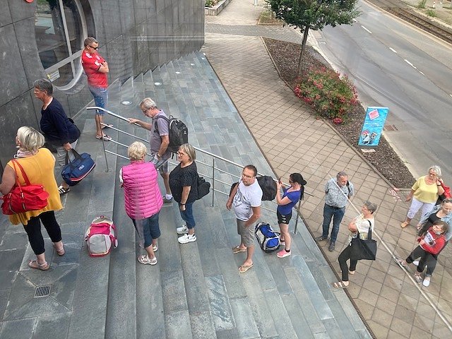 Schlange vor dem Badehaus (Foto: Badehaus Norfdhausen)