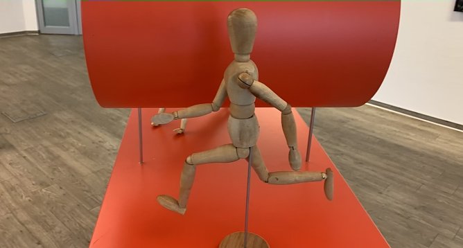 Einer der Helden aus dem "Fit durch die Krise"-Programm testet den Sparkassen-Auftseller (Foto: oas)