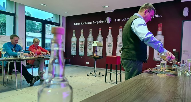 Thomas M&uuml;ller beim Einschenken (Foto: nnz)