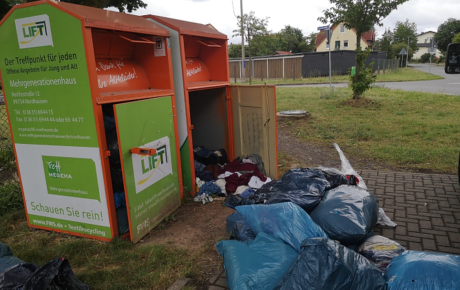 Unschöner Anblick an Altkeidercontainern (Foto: Horizont Verein) Unschöner Anblick an Altkeidercontainern (Foto: Horizont Verein)