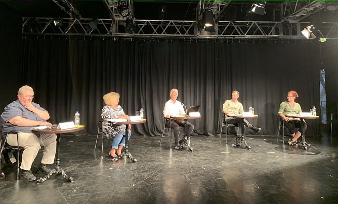 Mit Abstand betrachtete Theaterleitung in der ehemalige Spielstätte TuD (Foto: oas) Mit Abstand betrachtete Theaterleitung in der ehemalige Spielstätte TuD (Foto: oas)