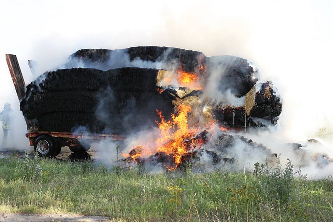 Die Ladung eines Hängers mit Stroh fing aus noch ungeklärter Ursache Feuer (Foto: S.Dietzel) Die Ladung eines Hängers mit Stroh fing aus noch ungeklärter Ursache Feuer (Foto: S.Dietzel)