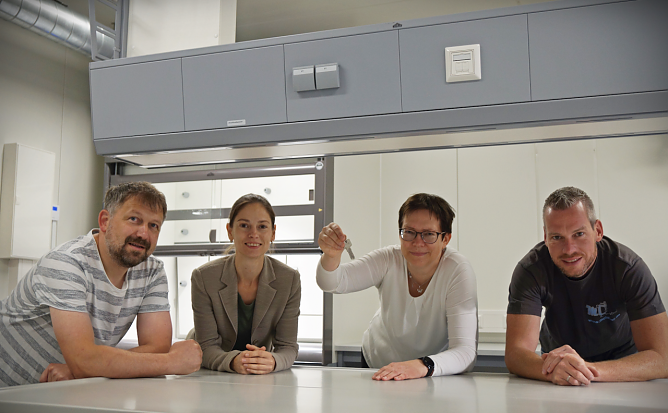 v. l.: Mark Gassmann (technischer Leiter), Dr.-Ing. Anja Schreiber (Abteilungsleiterin Bioressourcenmanagement), Prof. Dr. Ariane Ruff (Leiterin ThIWert), Sven Biewald (Mc Labor) (Foto: Andreas Glimm)
