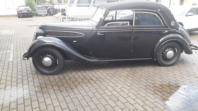 Wieder gut in Schuss - BMW 326 aus der Produktion in Eisenach. Die Holzrestaurierung wurde im Heckbereich und am Stoffverdeck durchgef&uuml;hrt (Foto: Hubert Rein)