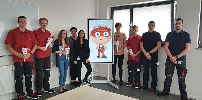 Die Neune Azubis (mit Zuckert&uuml;ten) und ihre Ausbilder (Foto: Maximator GmbH)