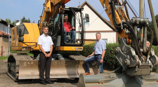 v.l.: Oberb&uuml;rgermeister Kai Buchmann, Holbachs Ortsteilb&uuml;rgermeister Henryk Zimmermann und Hohensteins B&uuml;rgermeister Andreas Gerbothe  (Foto: agl)