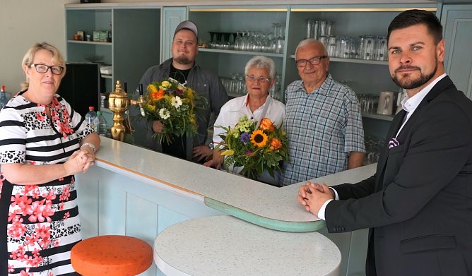 SWG-Chefin Inge Klaan (l.) und Pascal Wetzler (r.) verabschiedeten jetzt die Gastronomen Helmut und Marianne Schenke und begr&uuml;&szlig;ten den Nachfolger Philipp Gerlach. (Foto: SWG/Susanne Schedwill)