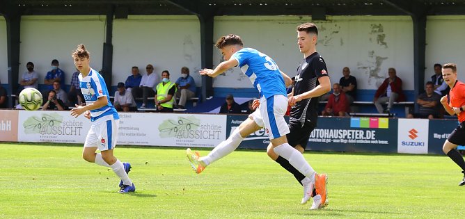 Wacker hat es schwer in dieser ersten Halbzeit. (Foto: Bernd Peter)