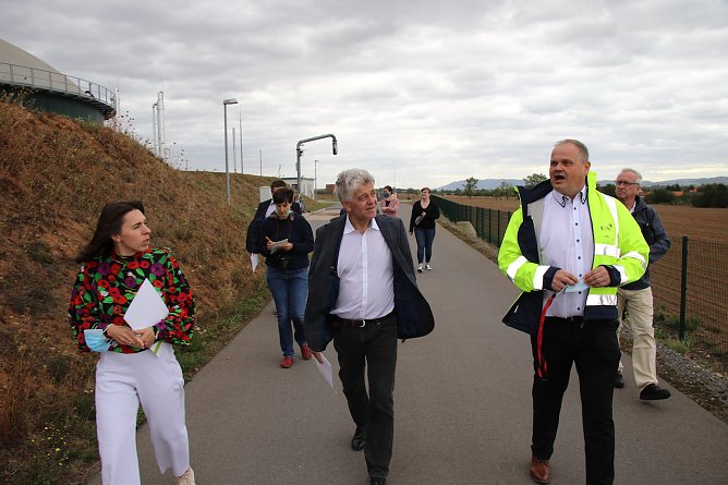 Staunende Besucher lauschen den Ausf&uuml;hrungen von Joachim K&uuml;lbel (Foto: oas)