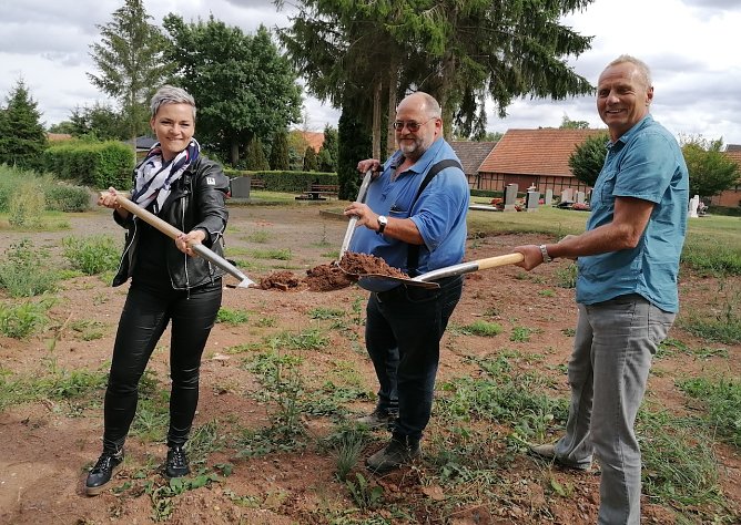 Ortsteilb&uuml;rgermeisterin Anne-Katrin Wolter, Bauunternehmer Frank Wiegand und Werthers B&uuml;rgermeister J&uuml;rgen Weidt beim symbolischen ersten Spatenstich (Foto: Gemeinde Werther)