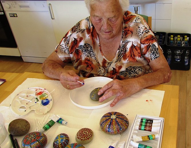 Steine bemalen im Seniorenheim (Foto: L.Schubert) Steine bemalen im Seniorenheim (Foto: L.Schubert)