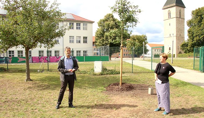 Oberb&uuml;rgermeister Buchmann und Schrankenlos-Chefin Tiepelmann-Halm rahmen den Star des Tages ein (Foto: oas)