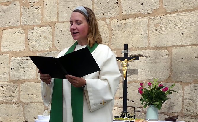 Pfarrerin Annegret Steinke predigte in diesem Jahr erstmals auf der  Kirchwiese von Elende (Foto: R.Englert)