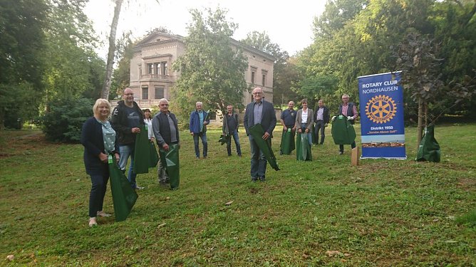 Die ersten Gie&szlig;s&auml;cke brachte man gestern mit der Unterst&uuml;tzung des Rotary Clubs vor allem zur Probe auf die Sache an. Wenn im Fr&uuml;hjahr der Rest folgen soll, wollen auch die Rotarier wieder mit anpacken (Foto: agl)