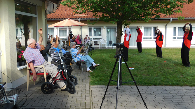 Nichts ist beständiger als der Wandel der Zeit - Tai Chi im Sonnenhof (Foto: Danny Kais) Nichts ist beständiger als der Wandel der Zeit - Tai Chi im Sonnenhof (Foto: Danny Kais)
